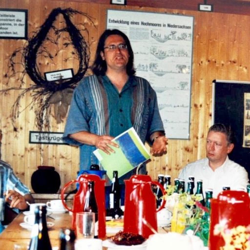 1998 | zusammen mit den Autoren Horst Samson, Henning Ahrens und Susanne Uhlmann präsentiere ich EISWASSER Echte Blüten im Haus im Moor | Goldenstedt