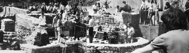1988 | TONALE KOHORTE | auf dem Römerberg beim Kunstfestival tiefoben | Frankfurt am Main